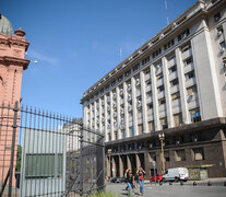 El gobierno sigue celebrando el ajuste fiscal pero todo el ahorro que hace la sociedad se destina al pago de vencimientos de deuda. (Fuente: Guadalupe Lombardo) (Fuente: Guadalupe Lombardo) (Fuente: Guadalupe Lombardo)