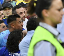 Romero contenido por sus compañeros cuando inicia su discusión con los hinchas. (Fuente: Fotobaires) (Fuente: Fotobaires) (Fuente: Fotobaires)