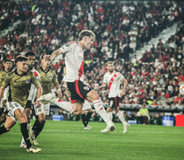 Facundo Colidio convierte su gol durante el primer tiempo