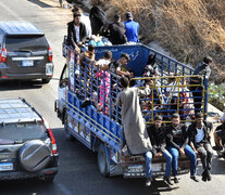 Desplazados escpan en camión delosbombardeos israelíesen el sur de Líbano. (Fuente: AFP) (Fuente: AFP) (Fuente: AFP)