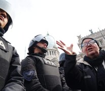 Una jubilada reclama frente a los efectivos de la Policía Federal. (Fuente: Archivo) (Fuente: Archivo) (Fuente: Archivo)