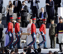 Felipe VI permanece sentado frente a la espada de Bolívar durante la asunción de Petro. (Fuente: AFP) (Fuente: AFP) (Fuente: AFP)