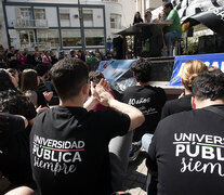 La concurrida clase pública en la Plaza Pringles.