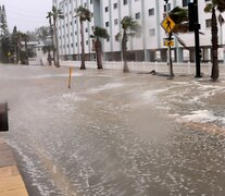 Los vientos y las lluvias comenzaron a hacer estragos en las calles de Florida (Fuente: AFP) (Fuente: AFP) (Fuente: AFP)