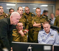 El ministro de Defensa de Israel (i), junto al jefes militares en el centro de mando y control de la FF.AA. israelíes.  (Fuente: EFE) (Fuente: EFE) (Fuente: EFE)