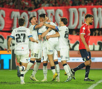 Los jugadores de Vélez de festejo con Aquino (Fuente: Fotobaires) (Fuente: Fotobaires) (Fuente: Fotobaires)