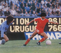 Maradona con la casaca de Argentinos frente a River. (Fuente: Archivo) (Fuente: Archivo) (Fuente: Archivo)