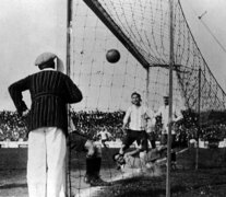 La pelota impulsada por Onzari ingresa al arco, ante la mirada del árbitro y el resto de los jugadores (Fuente: Gentileza) (Fuente: Gentileza) (Fuente: Gentileza)