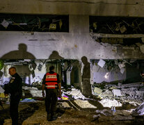 Fuerzas de seguridad israelíes inspeccionan un crater que dejó un misil iraní en la ciudad de Gedera. (Fuente: AFP) (Fuente: AFP) (Fuente: AFP)