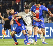 Marcone lucha entre dos jugadores de Tigre (Fuente: Fotobaires) (Fuente: Fotobaires) (Fuente: Fotobaires)