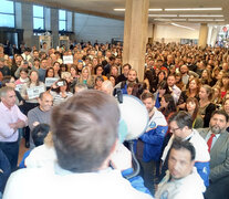 La multitudinaria asamblea en los Tribunales de Rosario. 