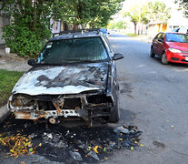 La quema de uno de los autos en una calle de barrio. 