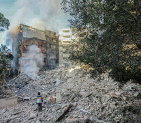 Un hombre observa un edificio destruido por el bombardeo israelí en Beirut. (Fuente: AFP) (Fuente: AFP) (Fuente: AFP)