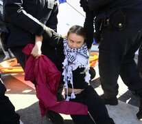 La joven ecologista, arrastrada por los policías en la capital belga (Fuente: AFP) (Fuente: AFP) (Fuente: AFP)