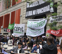 Clases públicas en la puerta de la Facultad de Filosofía y Letras. (Fuente: Sandra Cartasso) (Fuente: Sandra Cartasso) (Fuente: Sandra Cartasso)