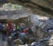 Rescatistas revisan un edificio bombardeado por fuerzas israelíes enel sur de Beirut. (Fuente: AFP) (Fuente: AFP) (Fuente: AFP)