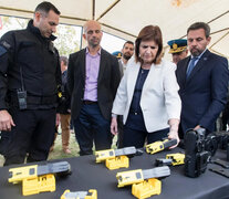 Bullrich y los jefes policiales en la presentación de las armas. (Fuente: NA) (Fuente: NA) (Fuente: NA)