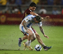 De Paul, Ferraresi y el agua, la gran protagonista del partido (Fuente: AFP) (Fuente: AFP) (Fuente: AFP)