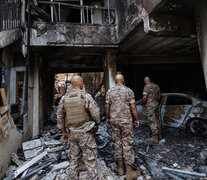 Soldados libaneses inspeccionan el daño causado por un bombardeo israelí en un suburbio de Beirut. (Fuente: AFP) (Fuente: AFP) (Fuente: AFP)