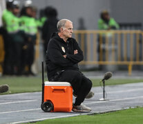 Bielsa y su postura de casi siempre, durante el partido de Uruguay con Perú en Lima.   (Fuente: EFE) (Fuente: EFE) (Fuente: EFE)