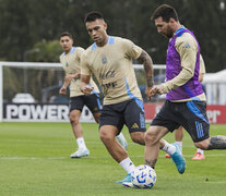 Lionel Messi y Lautaro Martínez durante la práctica en Ezeiza. (Fuente: Prensa) (Fuente: Prensa) (Fuente: Prensa)