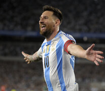 Lionel Messi, feliz en la noche mágica del Monumental. (Fuente: Alejandro Leiva) (Fuente: Alejandro Leiva) (Fuente: Alejandro Leiva)