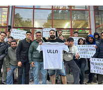 En la foto: libertarios de Quilmes y La Plata antes de ingresar a la UNQ a patotear en la asamblea. (Fuente: Archivo) (Fuente: Archivo) (Fuente: Archivo)