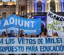 Ayer, toda la comunidad educativa se movilizó en Tucumán en contra del ajuste. (Fuente: Adrián Pérez) (Fuente: Adrián Pérez) (Fuente: Adrián Pérez)