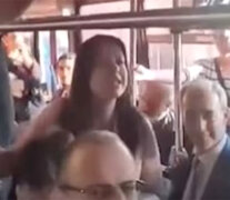 Pettovello y el secretario de Educación, Carlos Torrendell, durante el viaje en el micro. (Fuente: Capturas de video) (Fuente: Capturas de video) (Fuente: Capturas de video)