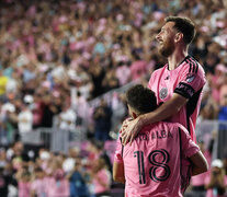 Messi celebra junto a Jordi Alba, que lo asistió en uno de sus goles (Fuente: AFP) (Fuente: AFP) (Fuente: AFP)