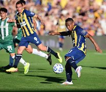 Campaz, de zurda, convierte el gol de Central. (Fuente: Sebastián Granata) (Fuente: Sebastián Granata) (Fuente: Sebastián Granata)