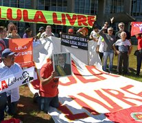 Vigilia cada día de los seguidores de Lula pidiendo por su liberación.  (Fuente: AFP) (Fuente: AFP) (Fuente: AFP)