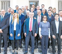 El precandidato Alberto Fernández al cierre del encuentro con los participantes del acta-compromiso.  (Fuente: NA) (Fuente: NA) (Fuente: NA)