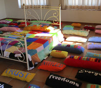 La instalación Knittings (Tejidos) de Rebecca Scott.