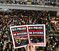 &amp;quot;La policía intenta matar a los ciudadanos de Hong Kong&amp;quot;, dice el cartel.  (Fuente: AFP) (Fuente: AFP) (Fuente: AFP)