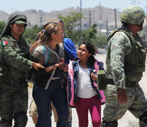 La Guardia Nacional detuvo a migrantes tratando de cruzar el Río Bravo, en Ciudad Juárez.  (Fuente: AFP) (Fuente: AFP) (Fuente: AFP)