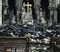 Los restos de la cúpula caídos dentro de la mítica catedral de Notre Dame tras el incendio. (Fuente: AFP) (Fuente: AFP) (Fuente: AFP)