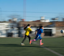 Las chicas de Villa Cildañez corren por la pelota. (Fuente: Santiago Abdala) (Fuente: Santiago Abdala) (Fuente: Santiago Abdala)