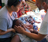 Preocupa el estado de salud de los 107 migrantes todavía a bordo. (Fuente: AFP) (Fuente: AFP) (Fuente: AFP)