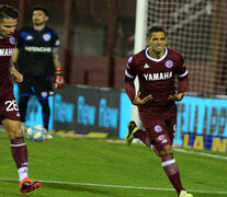 José Sand festeja su gol de penal, en el segundo tiempo. (Fuente: Fotobaires) (Fuente: Fotobaires) (Fuente: Fotobaires)