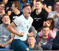 Gaich festejando durante el Mundial Sub 20: una imagen que se hizo viral por el parecido del 9 con el espectador de camisa. (Fuente: AFA) (Fuente: AFA) (Fuente: AFA)