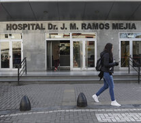 Agentes de la Policía de la Ciudad la subieron en una ambulancia que la llevó al Ramos Mejía. Allí, parió antes de tiempo y por cesárea. (Fuente: Leandro Teysseire) (Fuente: Leandro Teysseire) (Fuente: Leandro Teysseire)