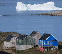 Un bloque de hielo flota delante del pueblo de Kulusuk, Groenlandia, esta semana. (Fuente: AFP) (Fuente: AFP) (Fuente: AFP)