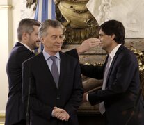 Jura Hernán Lacunza, lo saluda Marcos Peña, Mauricio Macri se frota las manos. (Fuente: Jorge Larrosa) (Fuente: Jorge Larrosa) (Fuente: Jorge Larrosa)