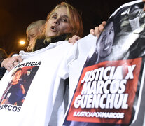 La madre de Marcos en la primera marcha que movilizó al barrio Azcuénaga. (Fuente: Andres Macera) (Fuente: Andres Macera) (Fuente: Andres Macera)