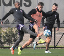 De la Cruz lleva la pelota ante la marca de Zuculini.