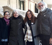 De izquierda a derecha: Gisela Cardozo, Norma Ríos, María Elena Naddeo (copresidentas de APDH) y Eduardo Tavani (secretario de Relaciones Institucionales) al salir de Tribunales en Rosario. (Fuente: APDH) (Fuente: APDH) (Fuente: APDH)