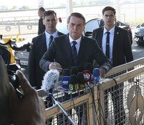 Bolsonaro criticó a los ambientalstas al salir del Palacio de Alvorada en Brasilia. 