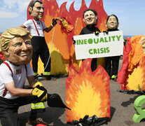 El incendio quemó la crisis de desigualdad, según una performance de protestafrente a la sede de la cumbre. (Fuente: AFP) (Fuente: AFP) (Fuente: AFP)