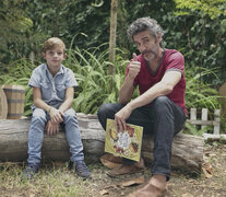  Leonardo Sbaraglia leyendo “Vida de perros”, de Isol